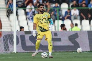 مصدومیت گلر استقلال پس از دریافت گل در بازی با آلومینیوم