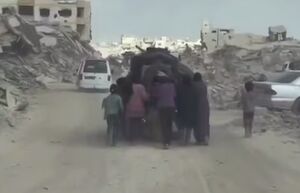 فیلم/ بازگشت خانواده فلسطینی به شمال غزه با پای پیاده