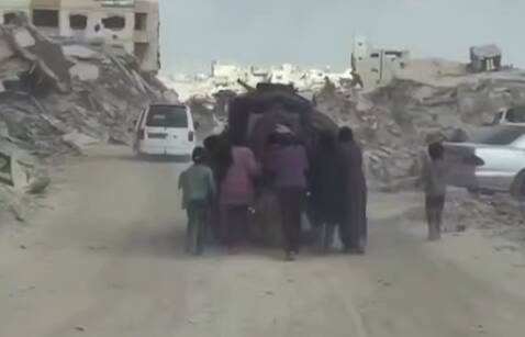  بازگشت خانواده فلسطینی به شمال غزه با پای پیاده