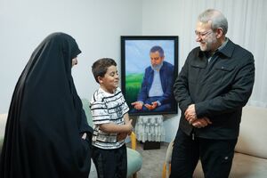 عکس/ دیدار لاریجانی با خانواده شهید ایزدی
