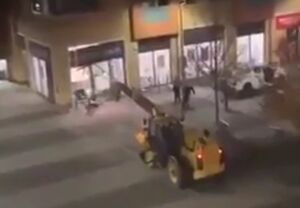 سرقت شگفت انگیز دستگاه عابربانک با جرثقیل در انگلیس