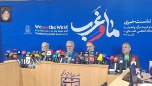 انقلاب اسلامی نگرش عزتمندانه و آگاهانه‌ای را جایگزین نگاه وابسته و تسلیم‌طلبانه گذشته کرده است / ایران که می‌تواند در کمتر از دو هفته بمب اتم داشته باشد قاطعانه بمب اتم نمی‌خواهد