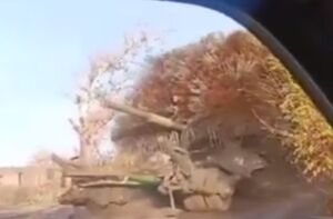 فیلم/ نحوه استتار تانک‌های روسیه در جنگ با اوکراین