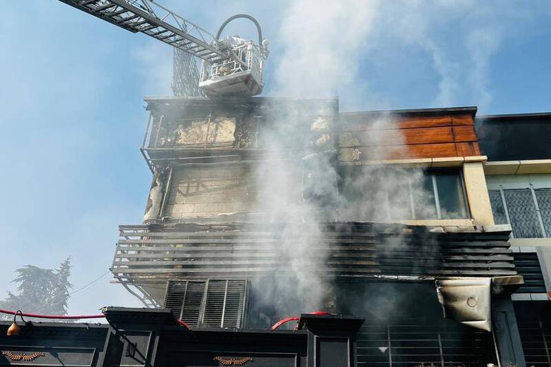 فیلم/ آتش‌سوزی رستوران دوطبقه در شهرک غرب تهران