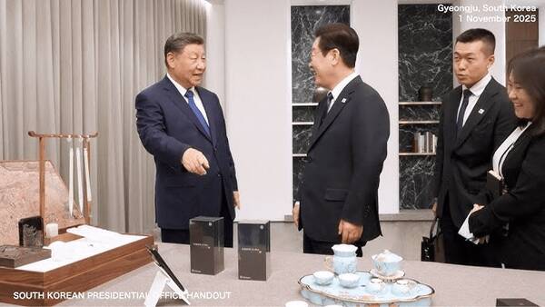 شي،چين،لي،هديه،جنوبي،كره،ببيني،پشتي،شوخي،گوشي،خنده