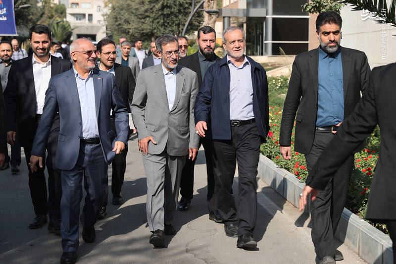 عکس / بازدید پزشکیان از نمایشگاه دستاوردهای جهاد دانشگاهی