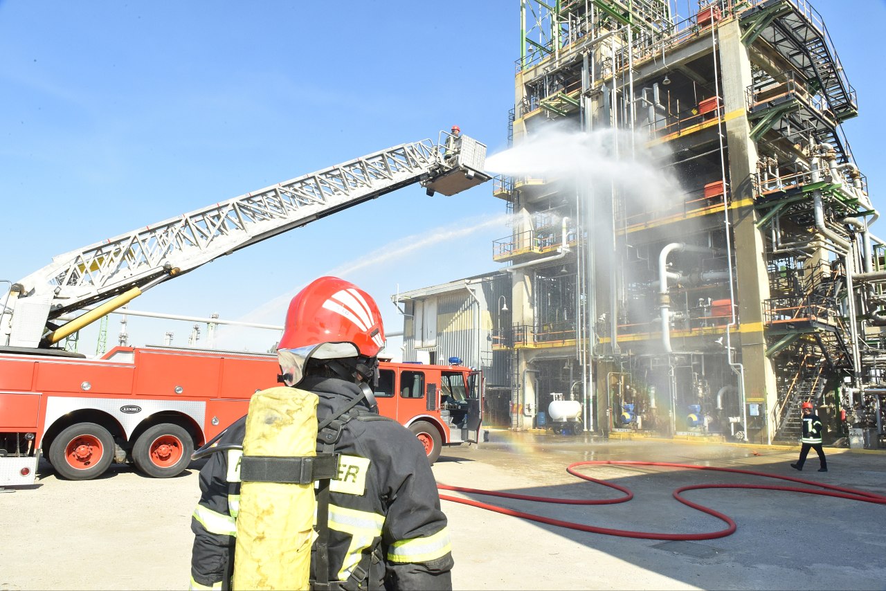 رزمایش پدافند شیمیایی با محوریت مقابله با آتشسوزی در پتروشیمی تبریز