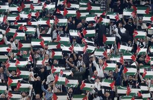 عکس/ برافراشته شدن پرچم‌های فلسطین در یکی از ورزشگاه‌های ترکیه