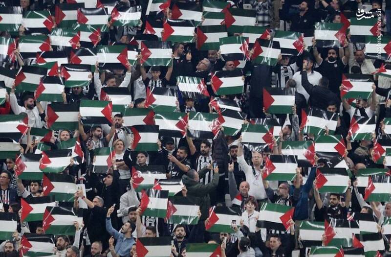 عکس/ برافراشته شدن پرچم‌های فلسطین در یکی از ورزشگاه‌های ترکیه