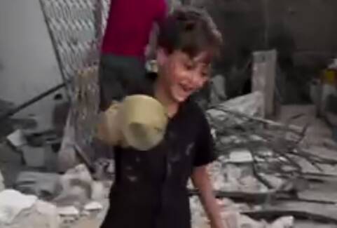  شادی کودک فلسطینی پس از یافتن قلک خود از میان ویرانه‌ها