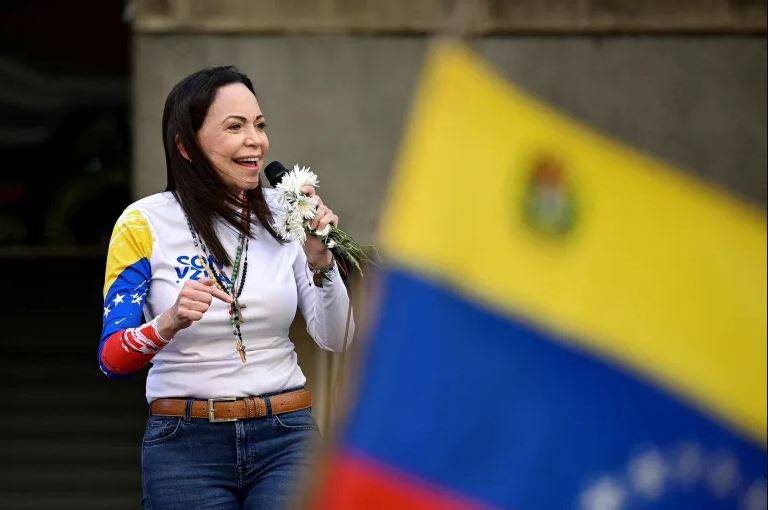 رمانتیکسازی آشوب با اسم رمز «زنانه»// خوشاقبالی آلاء صلاح و نرگس محمدی در جستن از تیر غیب!+عکس