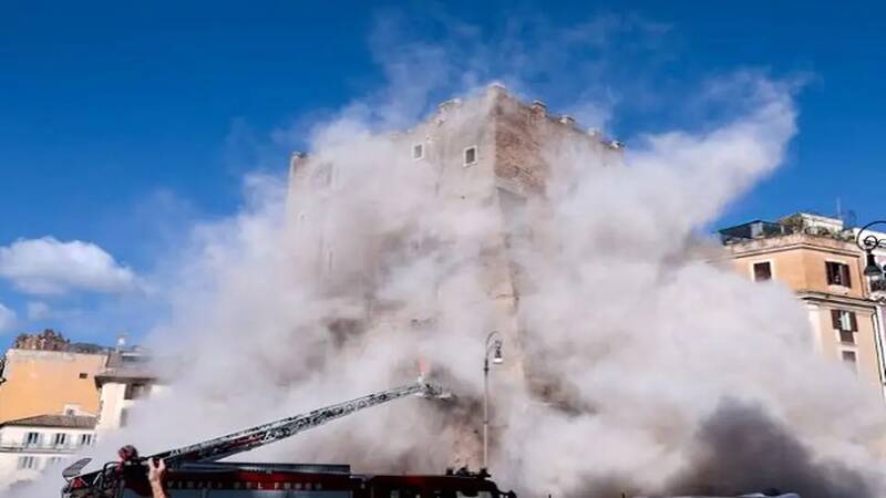 فیلم/ فرو ریختن بخشی از برج قرون وسطایی در مرکز ایتالیا