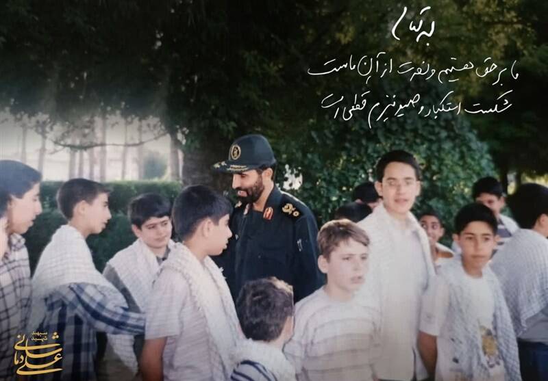 تصویری تازه منتشر شده از شهید شادمانی در جمع دانشآموزان کرمانشاهی