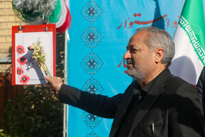 عکس / نواختن زنگ استکبار ستیزی توسط وزیر آموزش و پرورش