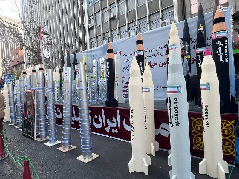 عکس/ نمایش موشک و سانتریفیوژهای ایرانی در حاشیه راهپیمایی ۱۳ ...