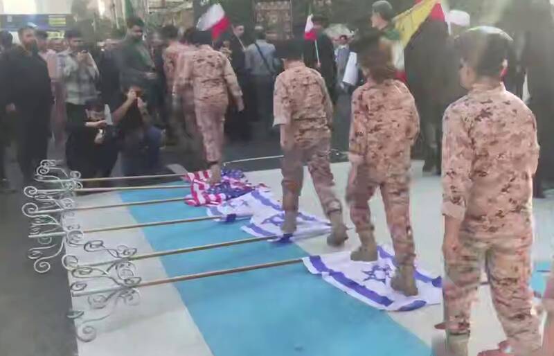فیلم/ پرچم اسرائیل در راهپیمایی ۱۳ آبان لگد مال شد