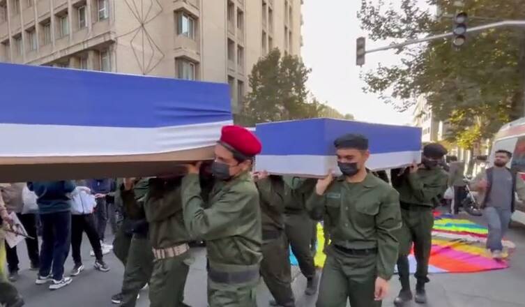 فیلم/ تابوت سربازان اسراییلی در مراسم راهپیمایی یوم الله ۱۳ آبان