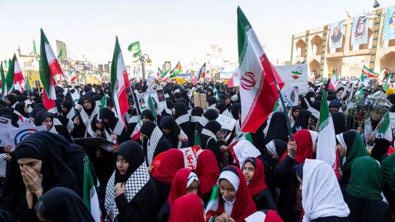 عکس / انبوه جمعیت یزدی‌ها علیه آمریکا و اسرائیل 3