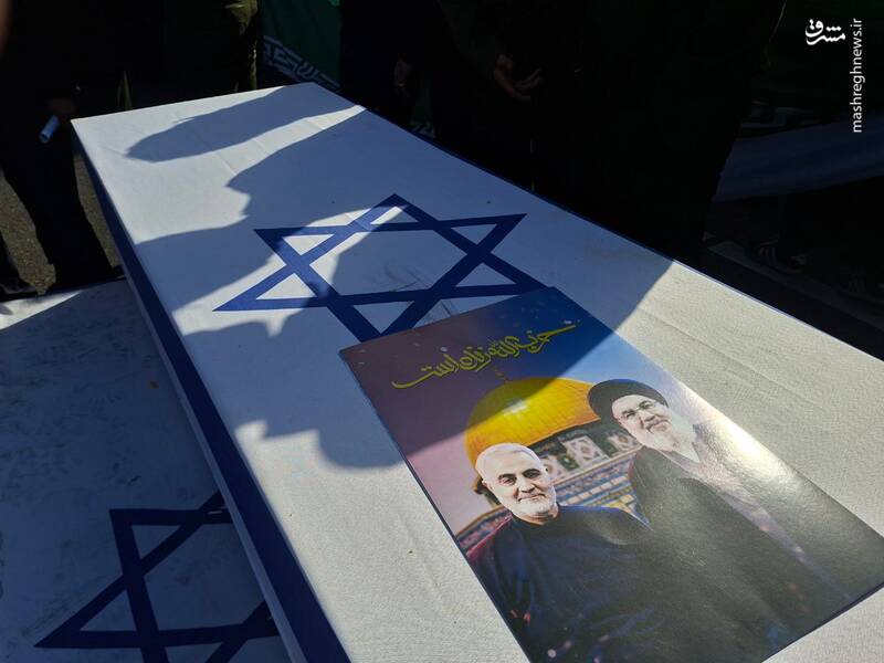 تصاویر شهیدان سید حسن نصرالله و حاج قاسم سلیمانی بر روی تابوت نمادین رژیم صهیونیستی تصاویر شهیدان سید حسن نصرالله و حاج قاسم سلیمانی بر روی تابوت نمادین رژیم صهیونیستی