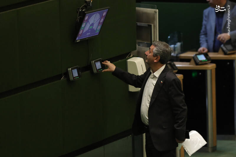 عکس / حواشی صحن علنی مجلس امروز 13 آبان 2