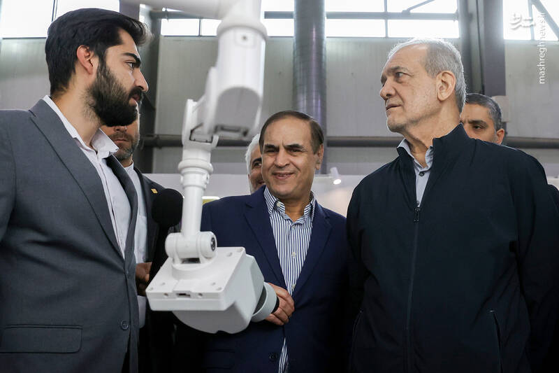 عکس / بازدید پزشکیان از نمایشگاه فناوری‌های روز آمد ایران 4