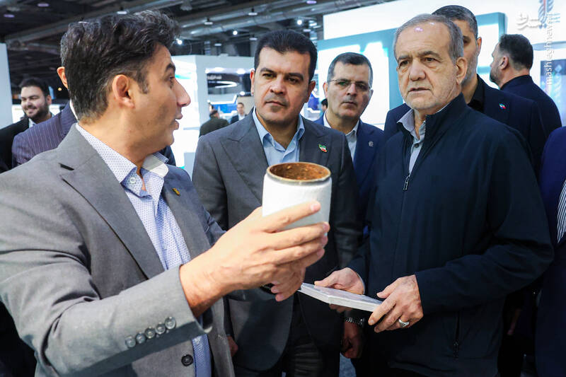 عکس / بازدید پزشکیان از نمایشگاه فناوری‌های روز آمد ایران 23