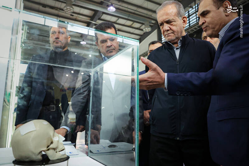 عکس / بازدید پزشکیان از نمایشگاه فناوری‌های روز آمد ایران 22