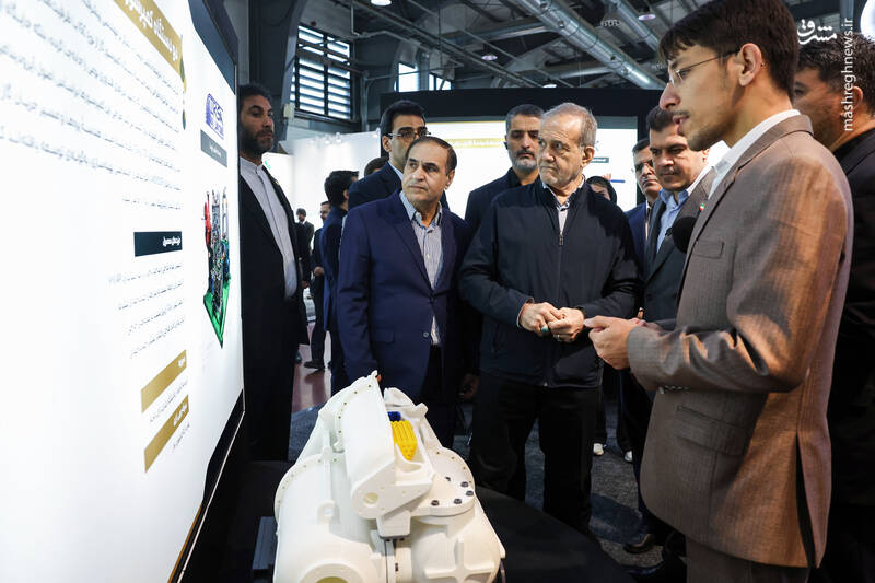 عکس / بازدید پزشکیان از نمایشگاه فناوری‌های روز آمد ایران 21