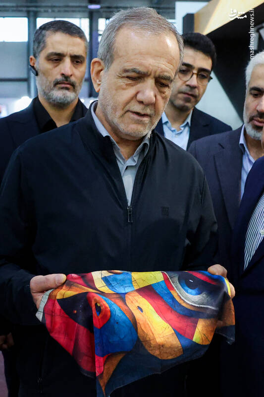 عکس / بازدید پزشکیان از نمایشگاه فناوری‌های روز آمد ایران 17