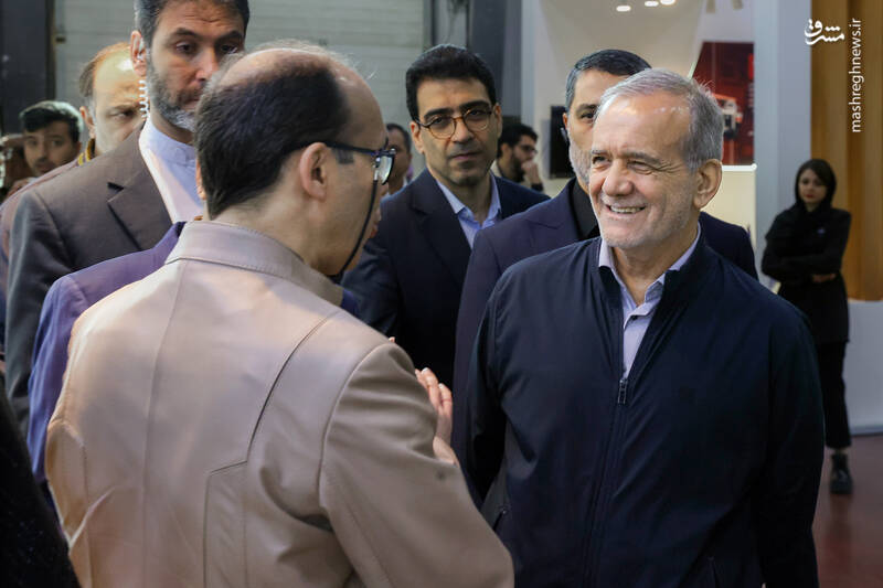 عکس / بازدید پزشکیان از نمایشگاه فناوری‌های روز آمد ایران 12