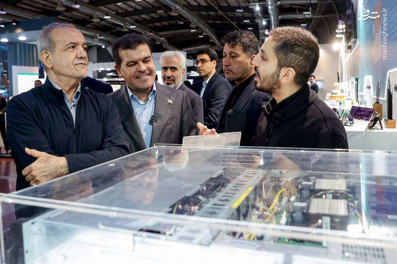 عکس / بازدید پزشکیان از نمایشگاه فناوری‌های روز آمد ایران 11