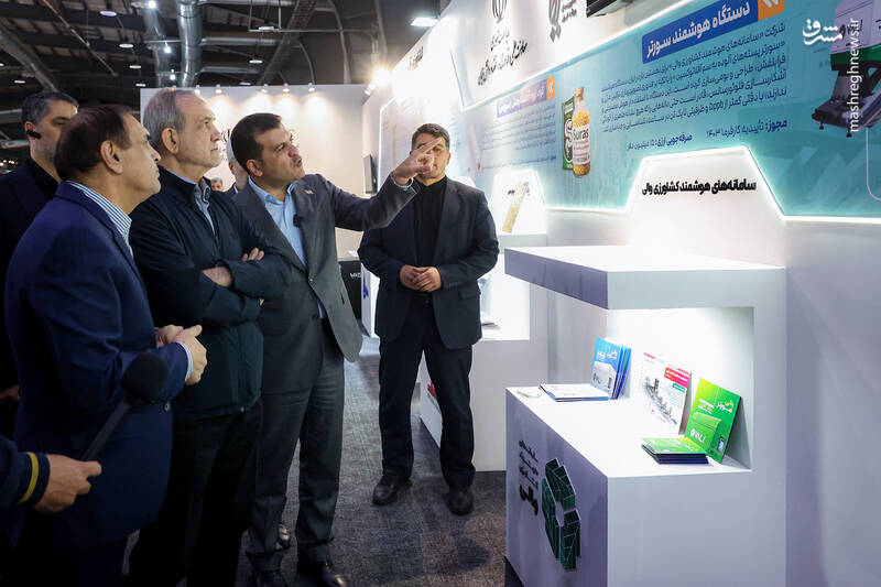 عکس / بازدید پزشکیان از نمایشگاه فناوری‌های روز آمد ایران 10