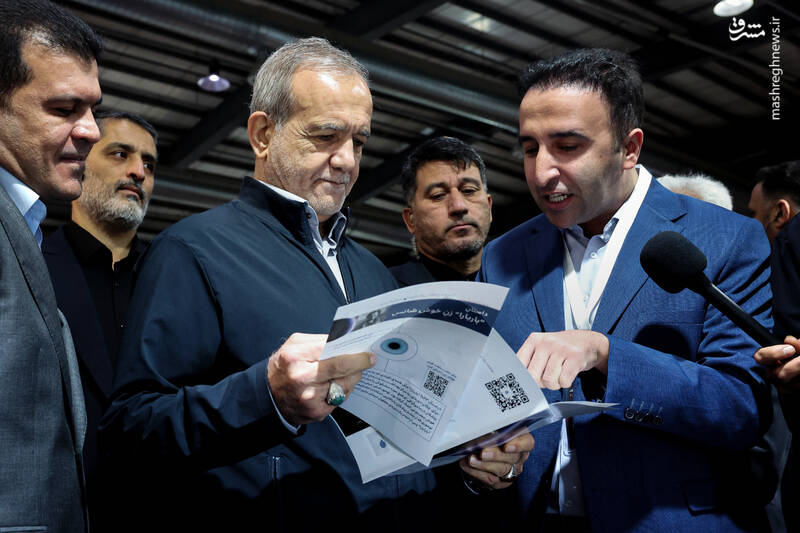 عکس / بازدید پزشکیان از نمایشگاه فناوری‌های روز آمد ایران 9