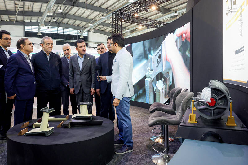 عکس / بازدید پزشکیان از نمایشگاه فناوری‌های روز آمد ایران 8