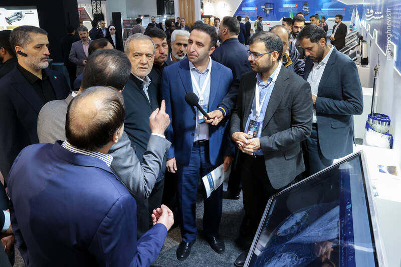 عکس / بازدید پزشکیان از نمایشگاه فناوری‌های روز آمد ایران 5
