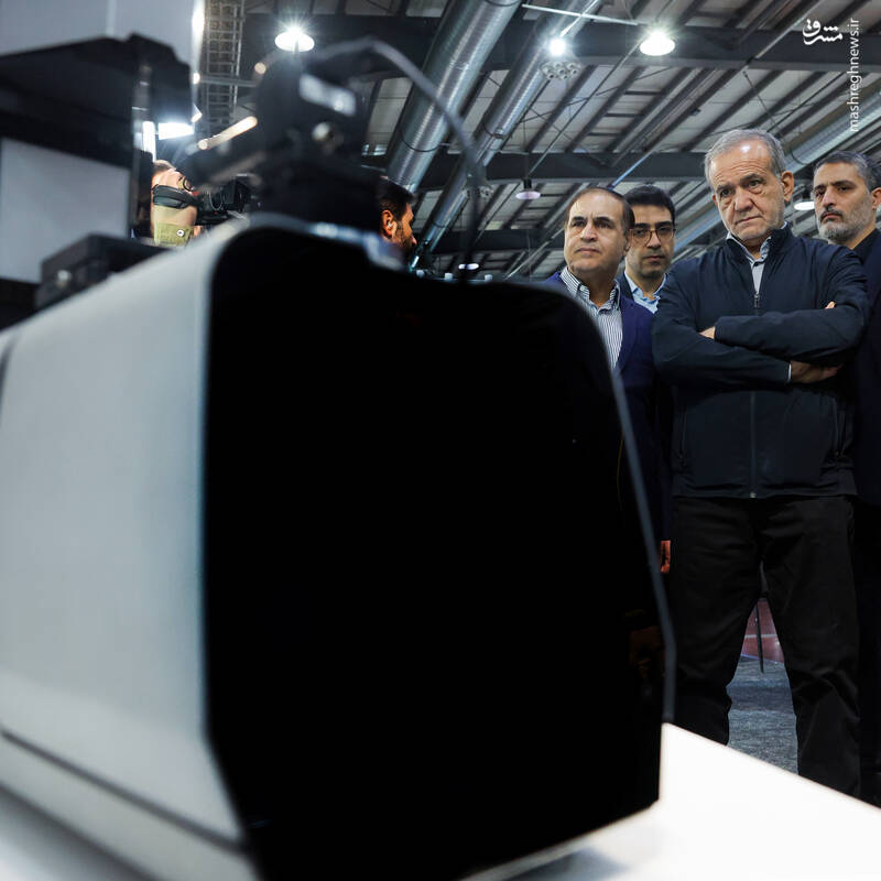 عکس / بازدید پزشکیان از نمایشگاه فناوری‌های روز آمد ایران 16