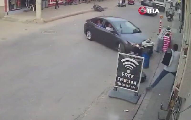 فیلم/ نجات میلی متری یک عابر پیاده در حادثه ترکیه