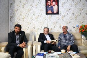 عکس / حضور عراقچی در منزل شهیدان حاجی بابایی در همدان