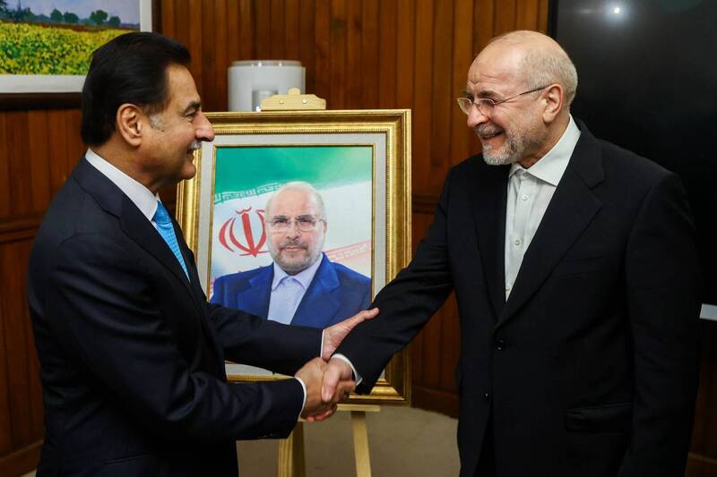 عکس / هدیه ویژه رئیس مجلس ملی پاکستان به رئیس مجلس شورای اسلامی 3