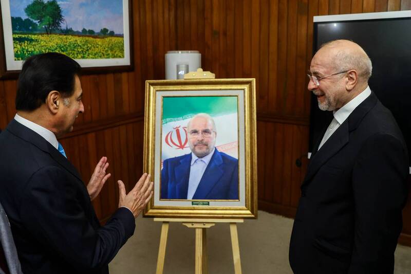 عکس / هدیه ویژه رئیس مجلس ملی پاکستان به رئیس مجلس شورای اسلامی 2