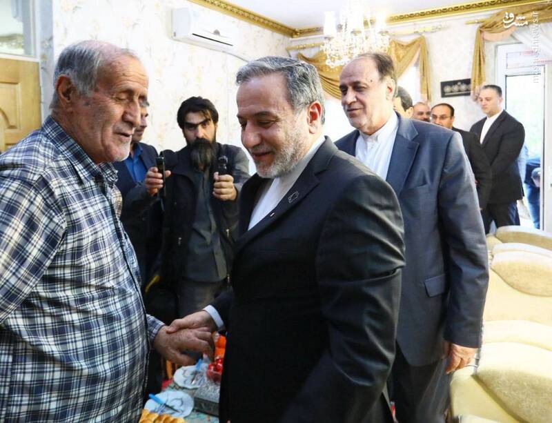 عکس / حضور عراقچی در منزل شهیدان حاجی بابایی در همدان 3