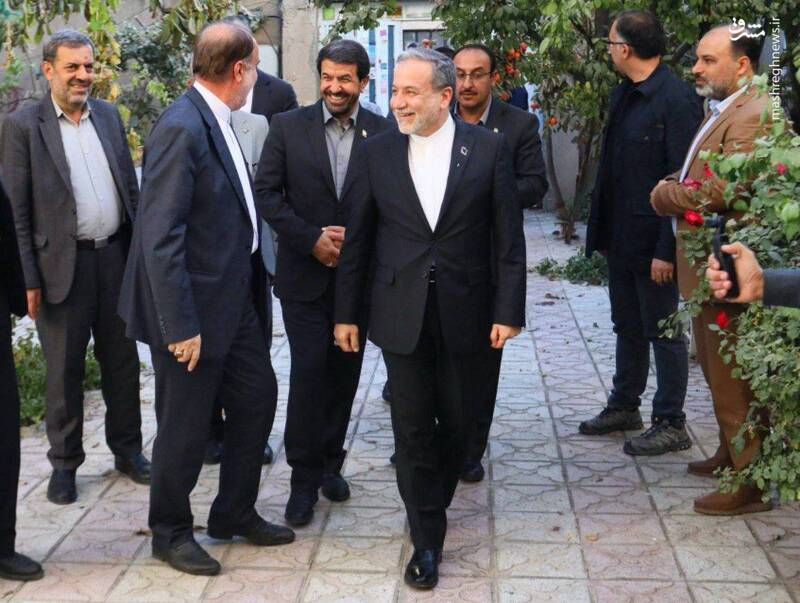 عکس / حضور عراقچی در منزل شهیدان حاجی بابایی در همدان 2