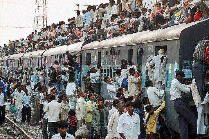 فیلم/ رفتار عجیب مردم بمبئی هند حین سوار شدن به قطار!