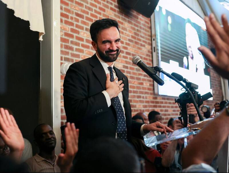 «زُهران ممدانی» کیست؟/ شهردار مسلمان نیویورک با پرچم فلسطین در یک دست و پرچم رنگین‌کمانی در دست دیگر/ تناقض یا چپ‌گرایی مترقی؟ +عکس و فیلم