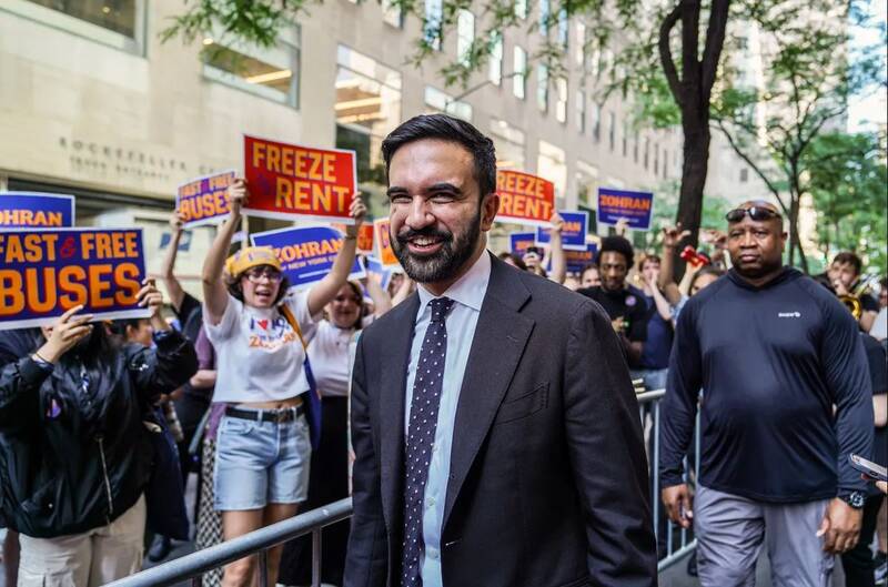 «زُهران ممدانی» کیست؟/ شهردار مسلمان نیویورک با پرچم فلسطین در یک دست و پرچم رنگین‌کمانی در دست دیگر/ تناقض یا چپ‌گرایی مترقی؟ +عکس و فیلم