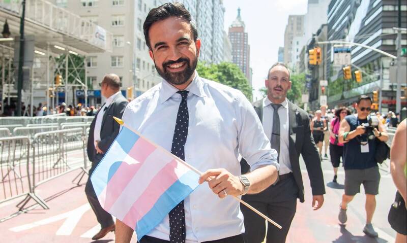 «زُهران ممدانی» کیست؟/ شهردار مسلمان نیویورک با پرچم فلسطین در یک دست و پرچم رنگین‌کمانی در دست دیگر/ تناقض یا چپ‌گرایی مترقی؟ +عکس و فیلم