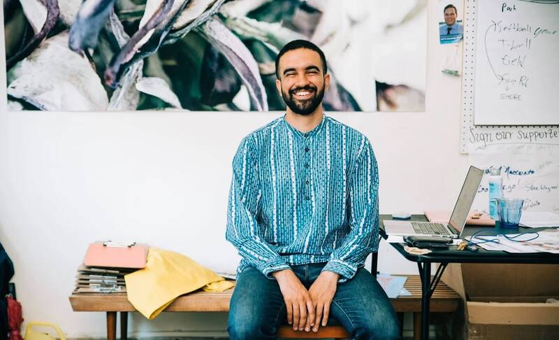 «زُهران ممدانی» کیست؟/ شهردار مسلمان نیویورک با پرچم فلسطین در یک دست و پرچم رنگین‌کمانی در دست دیگر/ تناقض یا چپ‌گرایی مترقی؟ +عکس و فیلم