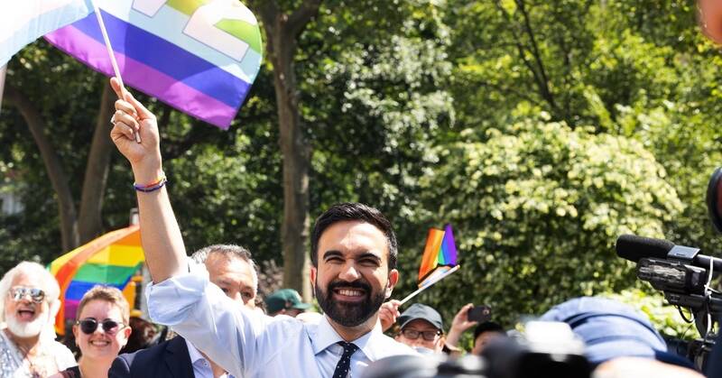 «زُهران ممدانی» کیست؟/ شهردار مسلمان نیویورک با پرچم فلسطین در یک دست و پرچم رنگین‌کمانی در دست دیگر/ تناقض یا چپ‌گرایی مترقی؟ +عکس و فیلم