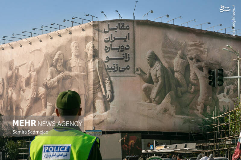 عکس / رونمایی از طرح جدید دیوارنگاره میدان انقلاب 11