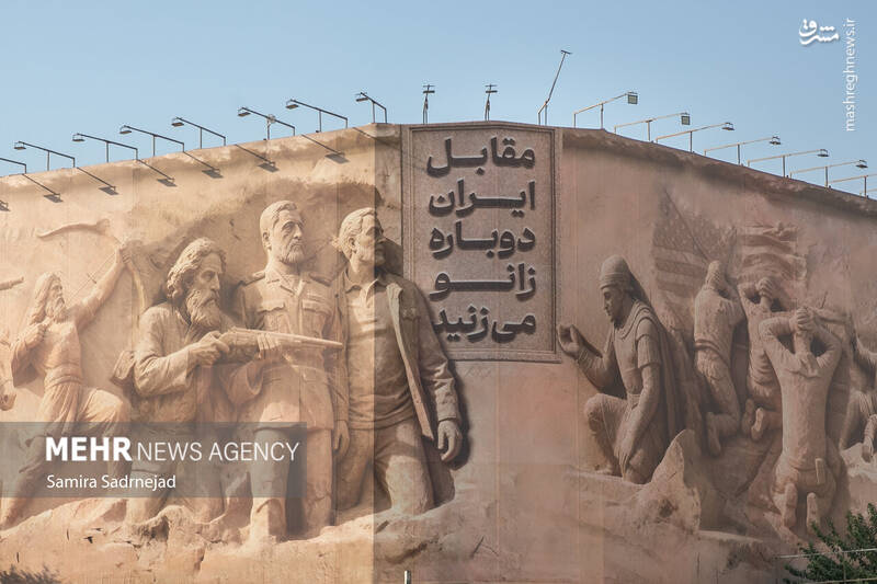 عکس / رونمایی از طرح جدید دیوارنگاره میدان انقلاب 10